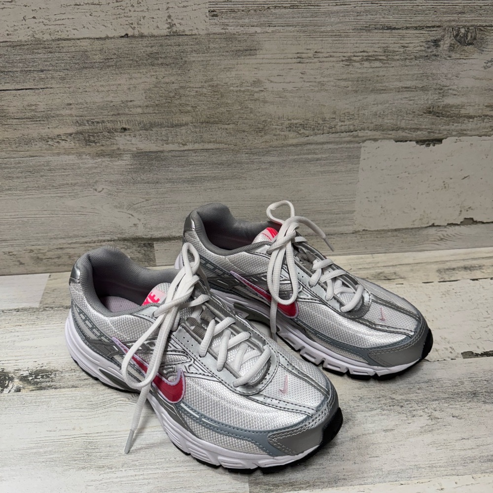 NIKE Tennis shoes. Size 6.5
Worn once. Gray/Pink/Silver